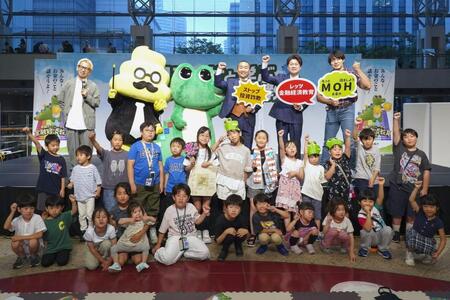子供だちと交流した（後列左から）タケト、うんこ先生、ワニーサ、メンバー・山口提樹、潮圭太、かけおち・青木マッチョ