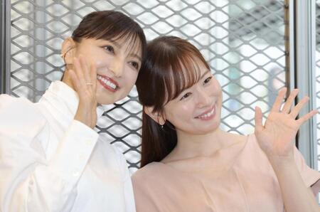 笑顔を見せる望月理恵（左）と皆藤愛子（撮影・吉澤敬太）