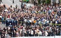 日本代表の勝利に盛り上がるサポーター＝東京・渋谷駅前（撮影・佐々木彰尚）