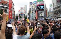 日本代表の勝利に盛り上がるサポーター（撮影・佐々木彰尚）