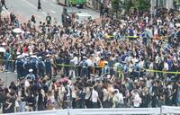 日本代表の勝利に盛り上がるサポーター＝東京・渋谷駅前（撮影・佐々木彰尚）
