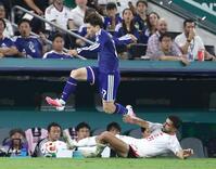後半、ドリブルで攻め上がる鈴木唯（上）