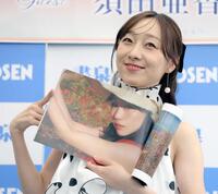 お気に入りカットを披露する須田亜香里（撮影・吉澤敬太）