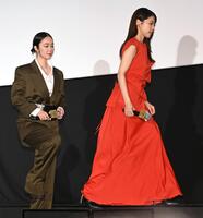 登壇する黒木華（左）と有村架純＝東京・有楽町の丸の内ピカデリー（撮影・堀内翔）