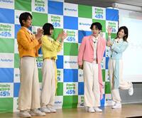 フラッペキメ顔１０秒チャレンジで優勝したケンケン（中央右）を祝福するモナキのメンバーたち（撮影・堀内翔）