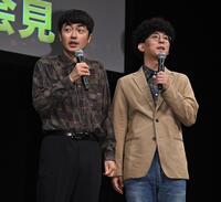 Ｍ１グランプリ２０２６開催会見に登場したたくろうの赤木裕（左）ときむらバンド（撮影・開出牧）