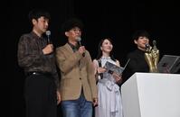 Ｍ１グランプリ２０２６開催会見に登場した（左から）たくろうの赤木裕、きむらバンド、司会のＡＢＣテレビアナウンサー・福戸あや、麒麟の川島明（撮影・開出牧）