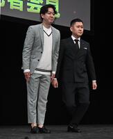 Ｍ１グランプリ２０２６開催会見に登場したドンデコルテの小橋共作（左）と渡辺銀次（撮影・開出牧）