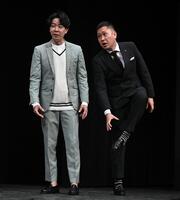 Ｍ１グランプリ２０２６開催会見で笑いを取るドンデコルテの小橋共作（左）と渡辺銀次（撮影・開出牧）