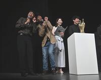 Ｍ１グランプリ２０２６開催会見に登場し笑いを取るたくろうの赤木裕（左）ときむらバンド。後方右から司会の麒麟・川島明、ＡＢＣテレビアナウンサー・福戸あや（撮影・開出牧）