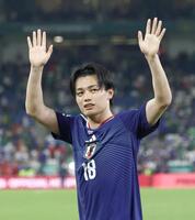 チュニジアに勝利し、サポーターの声援に応える上田