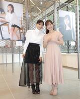 笑顔を見せる望月理恵（左）と皆藤愛子＝都内（撮影・吉澤敬太）