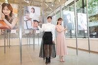 笑顔を見せる望月理恵（左）と皆藤愛子＝都内（撮影・吉澤敬太）