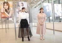 笑顔を見せる望月理恵（左）と皆藤愛子（撮影・吉澤敬太）