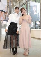 笑顔を見せる望月理恵（左）と皆藤愛子（撮影・吉澤敬太）
