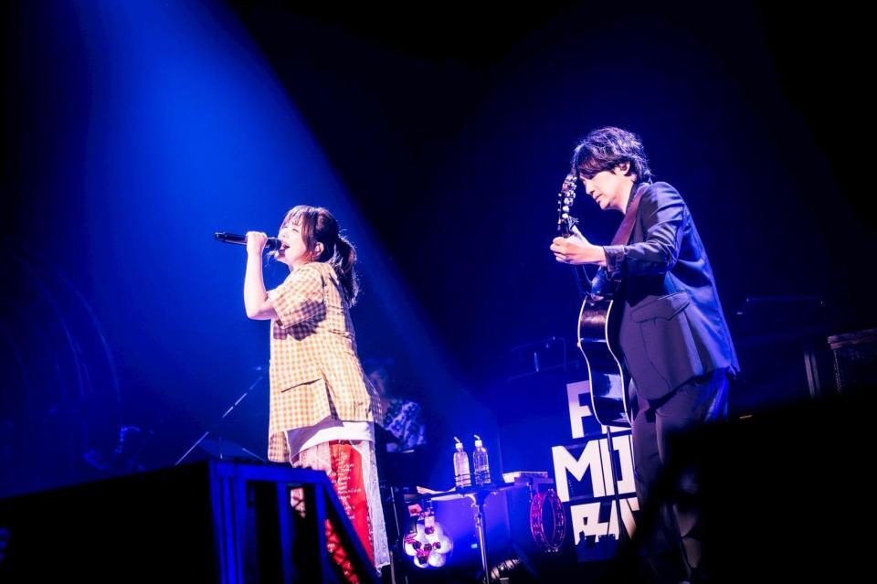 ＦＵＮＫＹ　ＭＯＮＫＥＹ　ＢΛＢＹ’Ｓとの初対バンライブでパフォーマンスを披露するいきものがかり