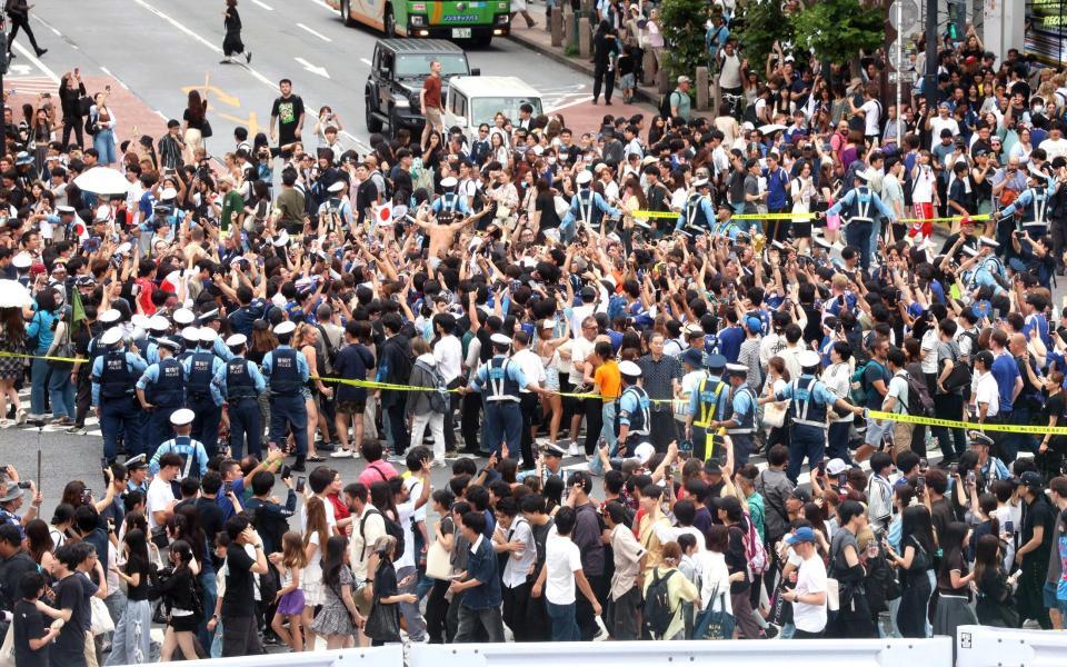 日本代表の勝利に盛り上がるサポーター＝東京・渋谷駅前（撮影・佐々木彰尚）