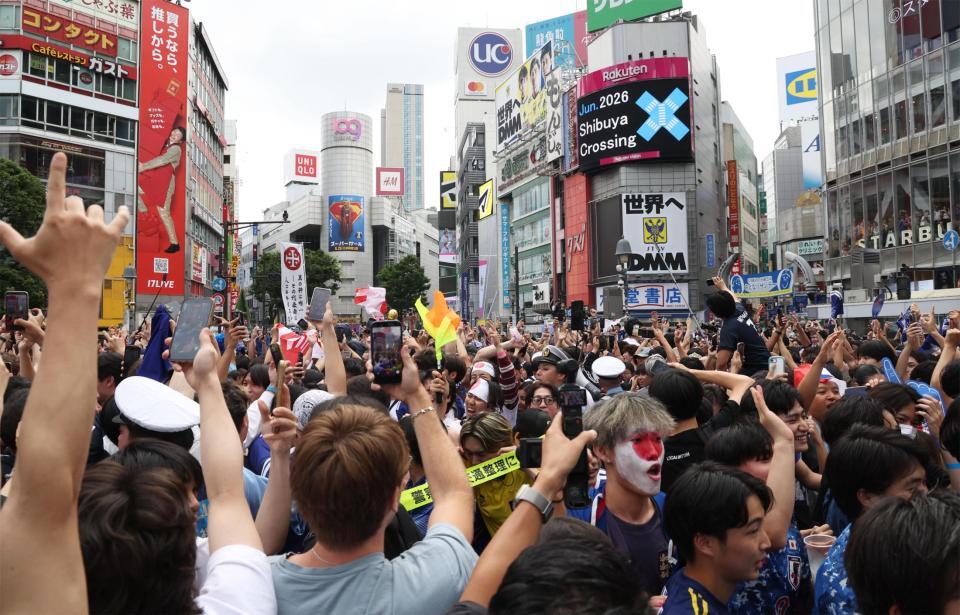 日本代表の勝利に盛り上がるサポーター（撮影・佐々木彰尚）