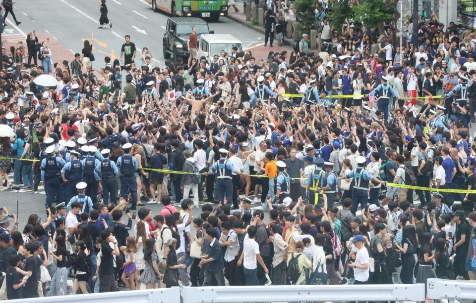 日本代表の勝利に盛り上がるサポーター＝東京・渋谷駅前（撮影・佐々木彰尚）