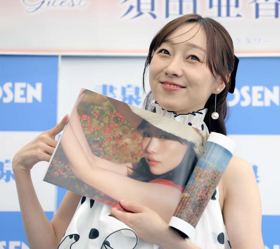 お気に入りカットを披露する須田亜香里（撮影・吉澤敬太）