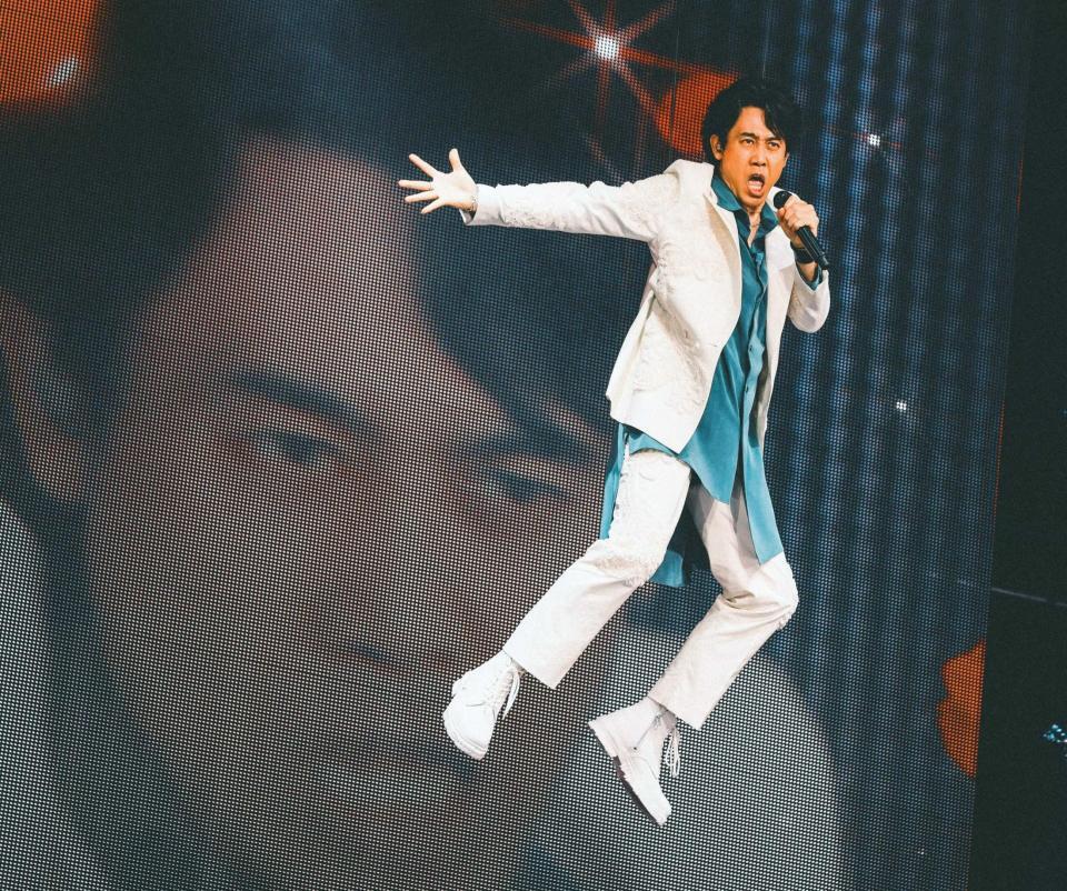 ライブでのフライングで熱唱する大泉洋（撮影・西槇太一）