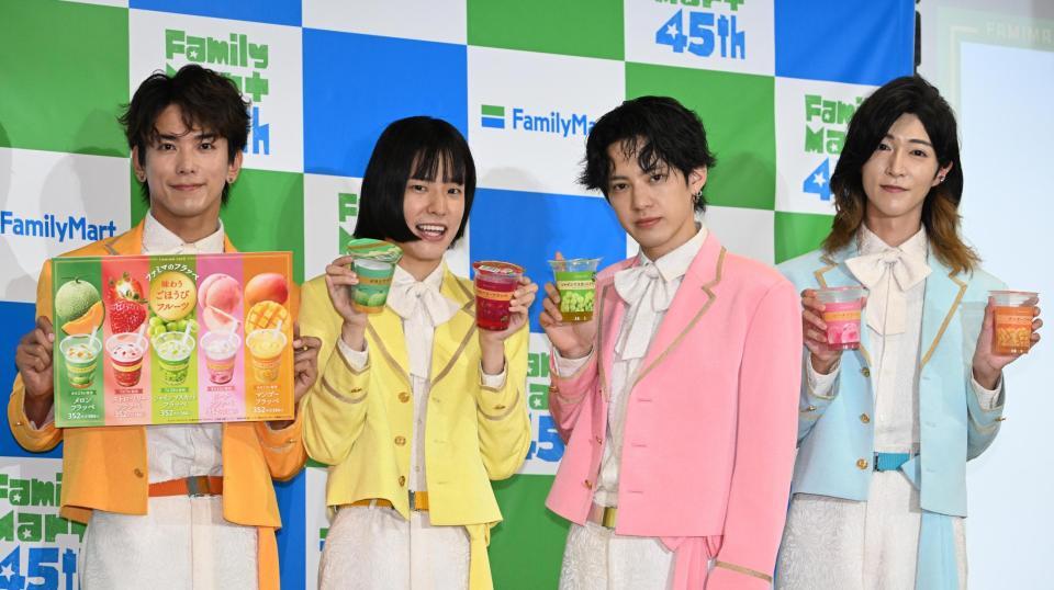 ファミリーマートのフラッペ発表会・試飲会に登場したモナキ（撮影・堀内翔）