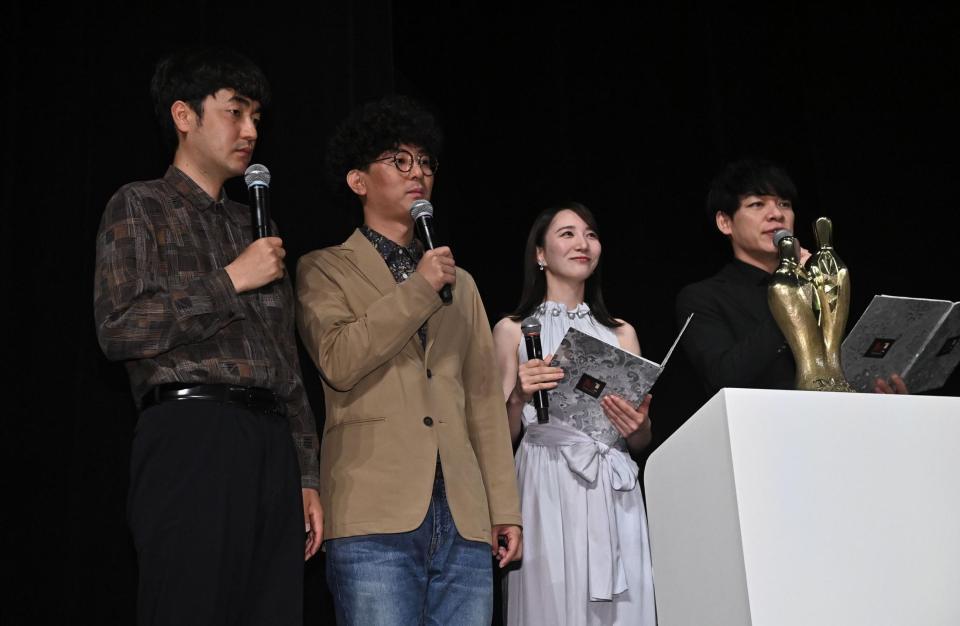 Ｍ１グランプリ２０２６開催会見に登場した（左から）たくろうの赤木裕、きむらバンド、司会のＡＢＣテレビアナウンサー・福戸あや、麒麟の川島明（撮影・開出牧）