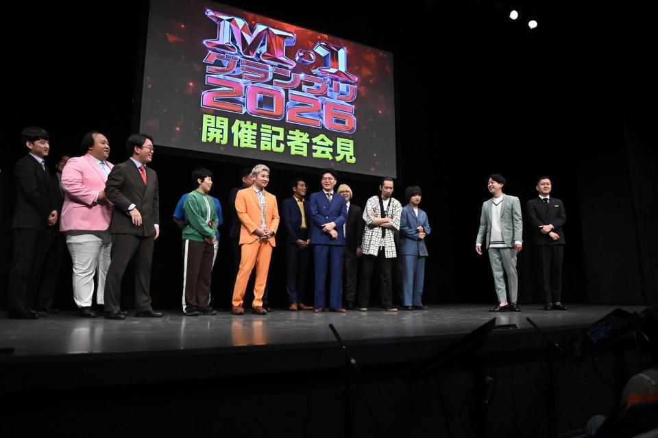 Ｍ１グランプリ２０２６開催会見に出演者らと登壇し笑いを取るドンデコルテ（右端）。左が小橋共作、右が渡辺銀次（撮影・開出牧）