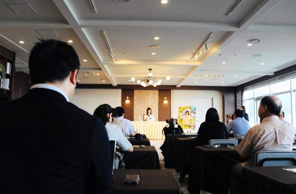 主演舞台「成瀬は天下を取りにいく」の取材会に出席した山下美月