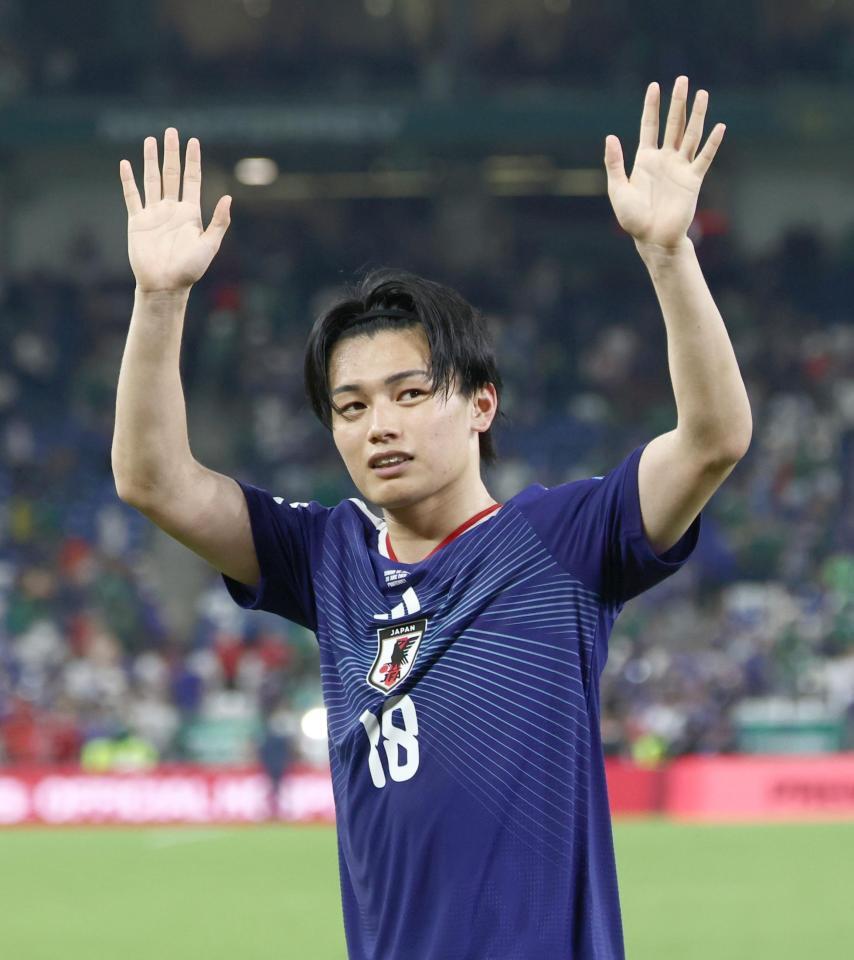 チュニジアに勝利し、サポーターの声援に応える上田