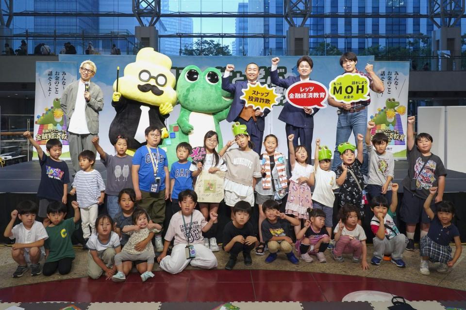 子供だちと交流した（後列左から）タケト、うんこ先生、ワニーサ、メンバー・山口提樹、潮圭太、かけおち・青木マッチョ
