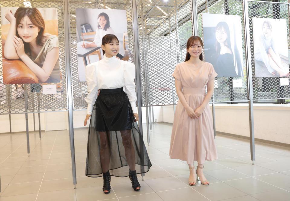 笑顔を見せる望月理恵（左）と皆藤愛子（撮影・吉澤敬太）