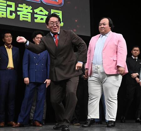 Ｍ１グランプリ２０２６開催会見で笑いを取るママタルトの檜原洋平（左）と大鶴肥満（撮影・開出牧）
