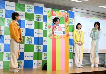 フラッペキメ顔１０秒チャレンジに挑戦するモナキ。左から審査員を務めたじん、優勝したケンケン、おヨネ、サカイＪｒ．（撮影・堀内翔）