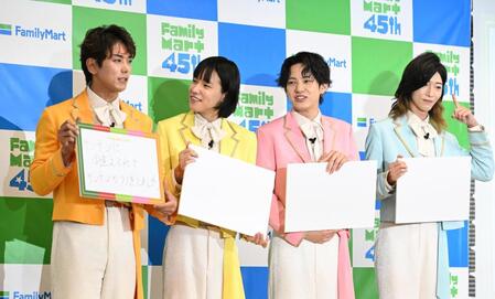 フリップトークを行ったモナキ（左から）のじん、おヨネ、ケンケン、サカイＪｒ．（撮影・堀内翔）