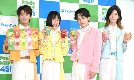 ファミリーマートのフラッペ発表会に出席したモナキの（左から）じん、おヨネ、ケンケン、サカイＪｒ．（撮影・堀内翔）