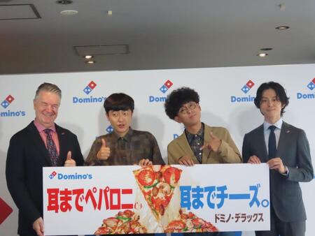 （左から）ドミノ・ピザジャパンのディーター・ハーベル代表取締役兼ＣＥＯ、たくろうの赤木裕、きむらバンドとドミノ・ピザジャパンのブランドマネジャー