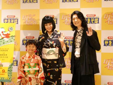 撮影に応じる（左から）村方乃々佳、藤原紀香、末原拓馬氏