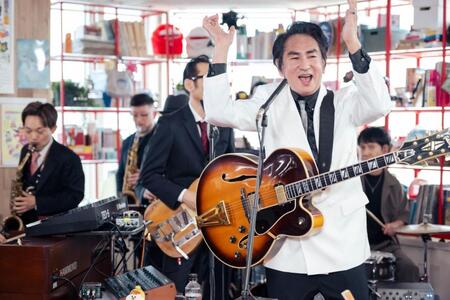 「ｔｉｎｙ　ｄｅｓｋ　ｃｏｎｃｅｒｔｓ　ＪＡＰＡＮ」に出演するＯｒｉｇｉｎａｌ　Ｌｏｖｅの田島貴男