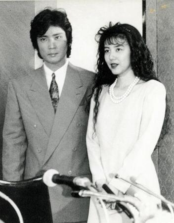 婚約発表する京本政樹（左）と山本博美さん＝１９９２年５月２８日、東京・紀尾井町の赤坂プリンスホテル