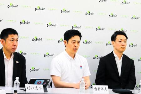 大阪維新の会の全体会議に出席する（左から）杉江友介幹事長、吉村洋文代表、横山英幸代表代行