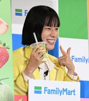 フラッペキメ顔１０秒チャレンジに挑戦するおヨネ（撮影・堀内翔）