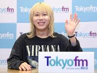 取材会で笑顔を見せる岸谷蘭丸氏（撮影・棚橋慶太）
