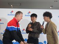 ディーター・ハーベルＣＥＯにピザを届けられ驚くたくろうの赤木裕（中）ときむらバンド