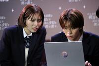 Ｃａｎｖａで共同作業をするＣＬＡＳＳ　ＳＥＶＥＮの大東立樹（右）と秋田汐梨