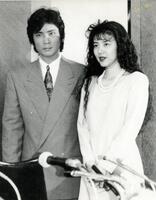 婚約発表する京本政樹（左）と山本博美さん＝１９９２年５月２８日、東京・紀尾井町の赤坂プリンスホテル