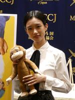撮影に応じる河合優実
