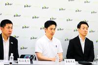 大阪維新の会の全体会議に出席する（左から）杉江友介幹事長、吉村洋文代表、横山英幸代表代行