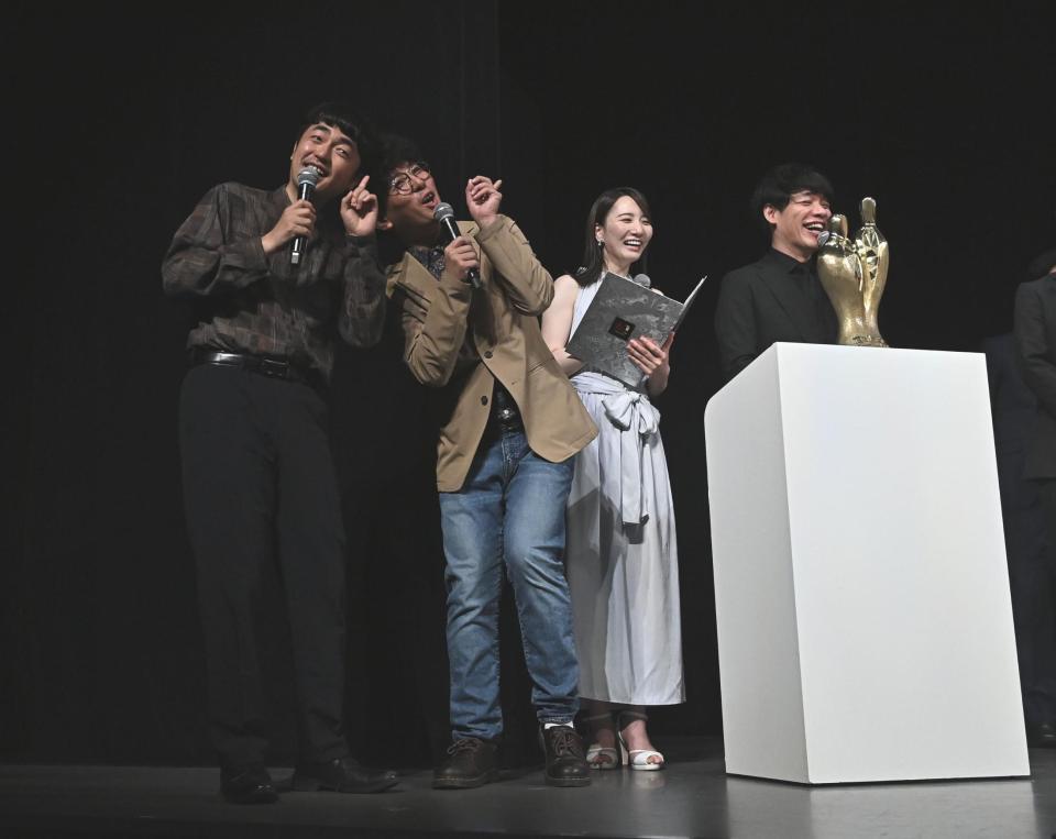 Ｍ１グランプリ２０２６開催会見に登場し笑いを取るたくろうの赤木裕（左）ときむらバンド。後方右から司会の麒麟・川島明、ＡＢＣテレビアナウンサー・福戸あや（撮影・開出牧）