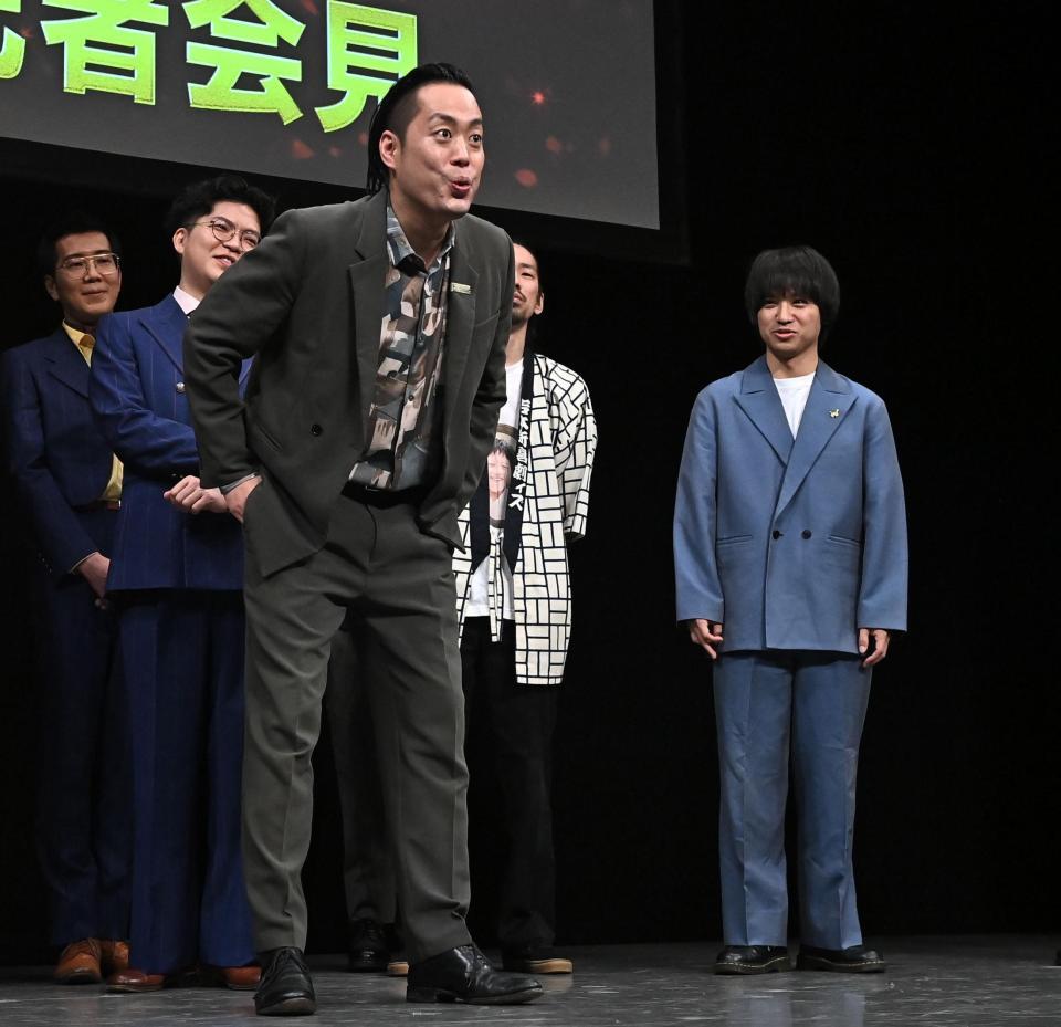 Ｍ１グランプリ２０２６開催会見で笑いを取るエバースの町田和樹（左手前）と佐々木隆史（後方右）（撮影・開出牧）